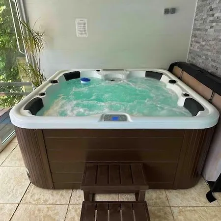 Magnificent 18th Century, 5 Star Luxury Melleray-la-Vallée