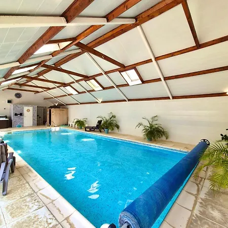 Magnificent 18th Century, 5 Star Luxury 펜션 Melleray-la-Vallée